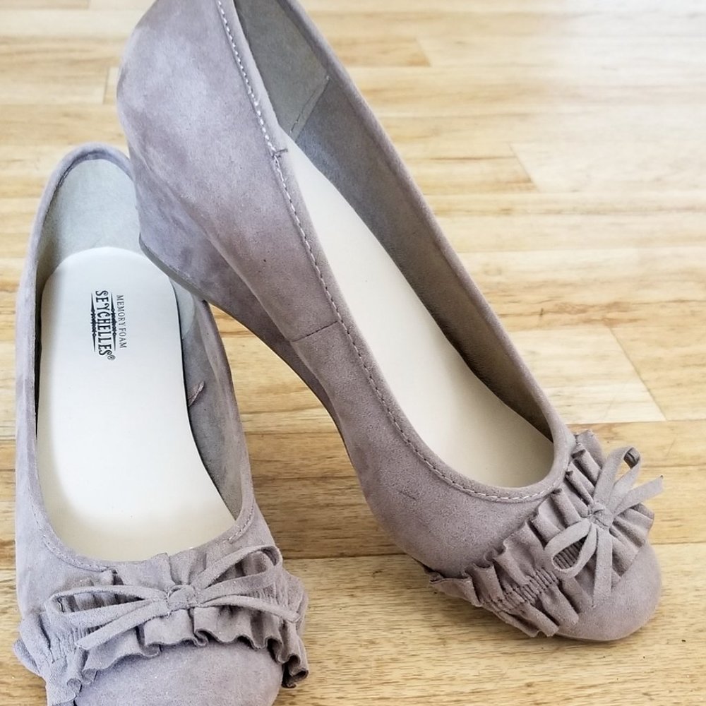 Seychelles Wedge in Buckwheat with Ruffle Details Size 11